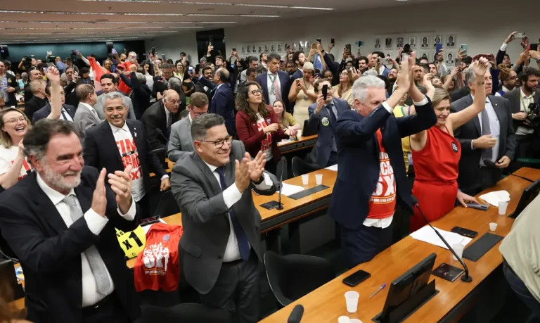 Comissão aprova relatório da PEC que propõe fim da escala 6×1