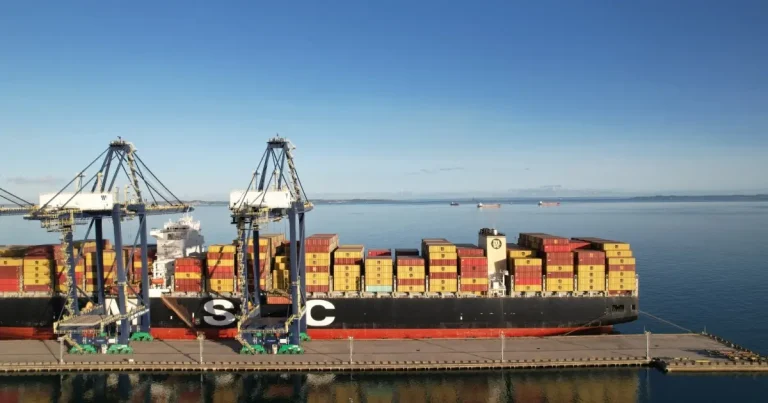 Navio com mais de 800 toneladas de equipamentos chega à Bahia para obra da ponte