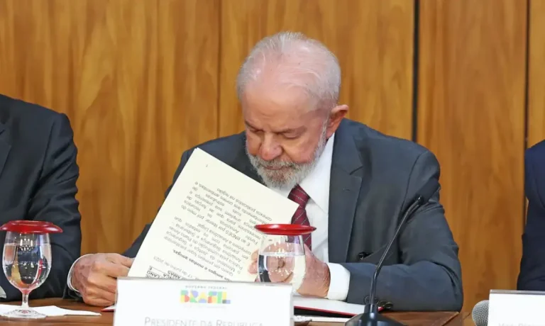 Lula veta lei que reconhecia estágio como experiência profissional