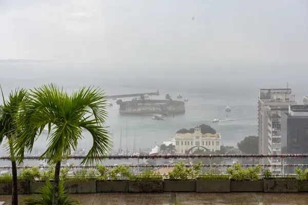 Frente fria avança sobre Salvador e aumenta risco de chuva nos próximos dias