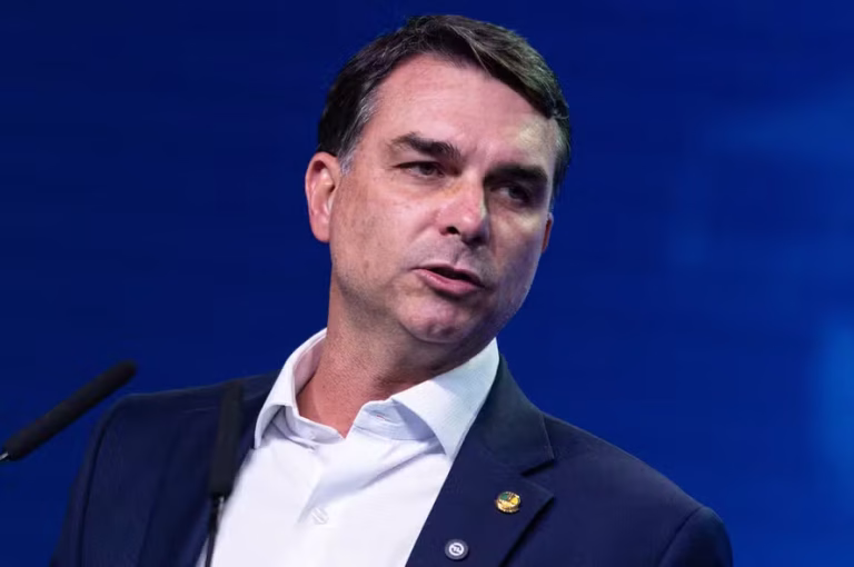 Flávio Bolsonaro parabeniza presidente eleito da Colômbia e destaca derrota da esquerda