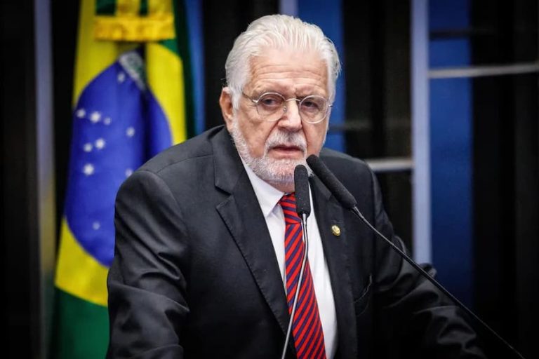 Jaques Wagner deixa liderança do governo no Senado para focar em defesa após investigação da PF