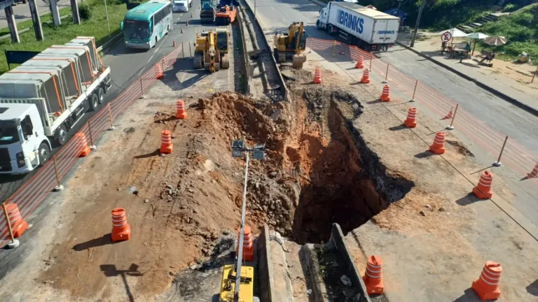 Recuperação de trecho da BR-324 continua e motoristas enfrentam lentidão