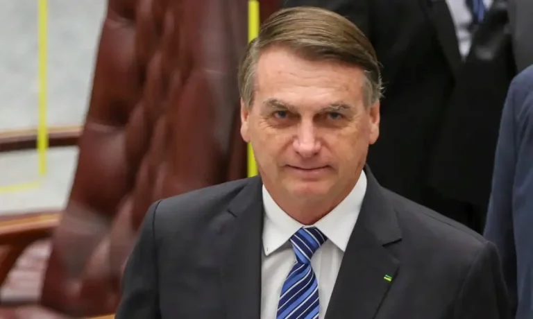 Moraes proíbe Bolsonaro de receber visitas por 30 dias e amplia restrições