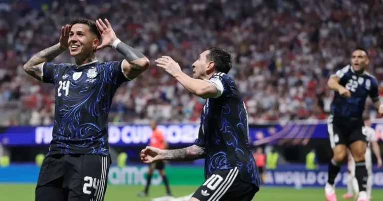 Argentina vence a Inglaterra de virada e garante vaga na final da Copa do Mundo de 2026
