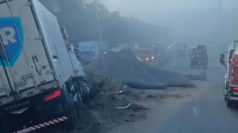 Colisão entre carretas provoca congestionamento e interdita faixa da BR-324