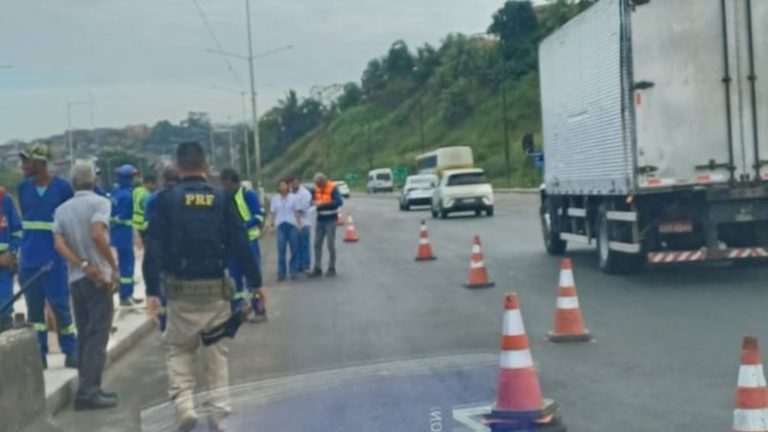 Novo vazamento interdita trecho da BR-324 e complica trânsito no sentido Feira de Santana