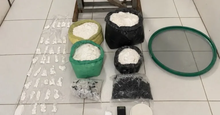 Polícia Militar fecha laboratório de drogas em condomínio de Feira de Santana