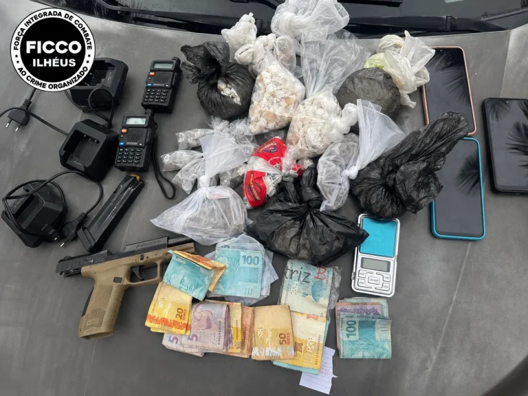Operação contra facção termina com apreensão de arma, drogas e dinheiro na Bahia