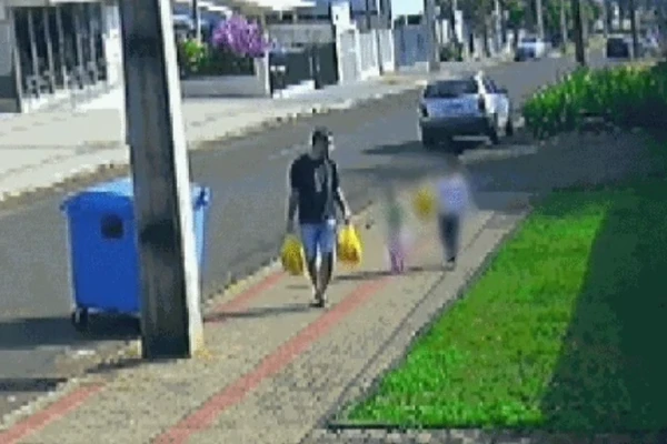 Pai que chutou filha de 3 anos é denunciado por tortura; crianças ajoelhavam sobre tampinhas e grãos