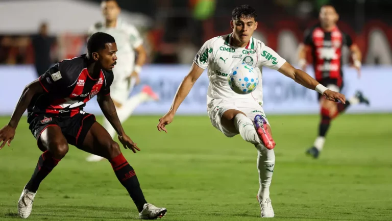 Com dois jogadores expulsos no primeiro tempo, Vitória sofre goleada do Palmeiras no Barradão