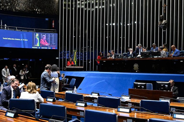 Senado aprova projeto que amplia divulgação do Ligue 180 em todo o país