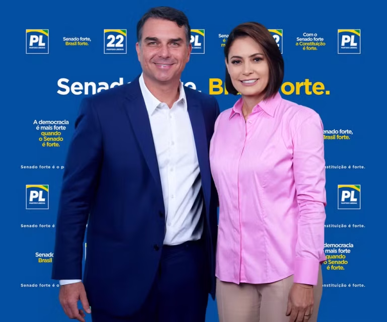 Michelle Bolsonaro mostra bastidores de gravação com Flávio para campanha eleitoral
