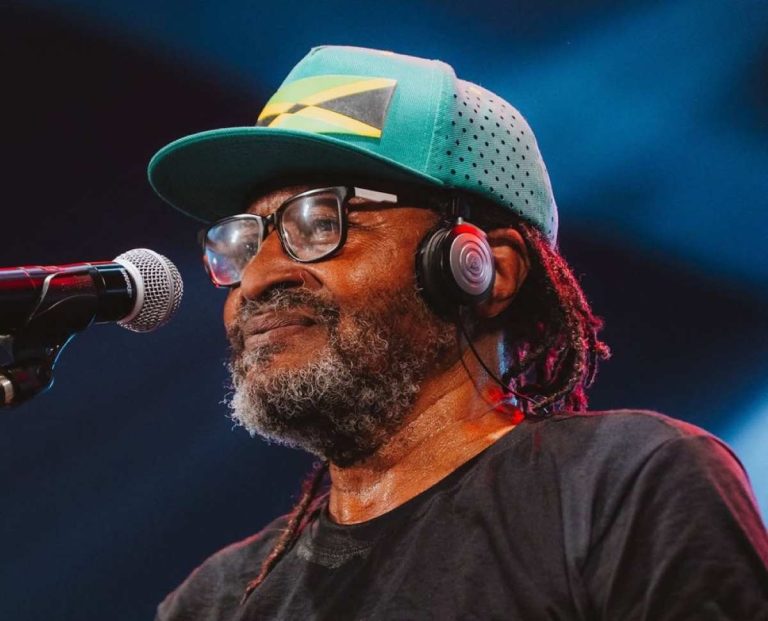 Edson Gomes é internado em UTI após passar mal depois de show em Salvador