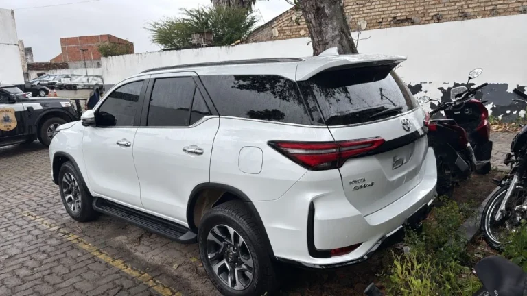 Polícia apreende Hilux de R$ 350 mil durante investigação sobre fraude em Feira de Santana