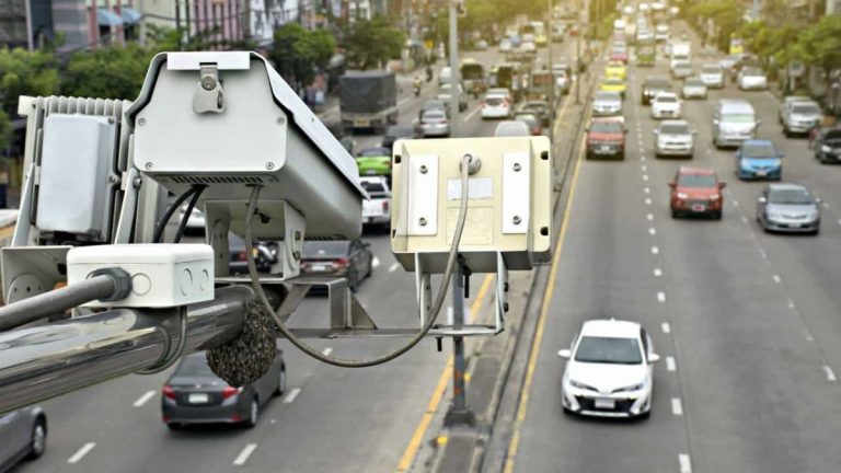 Projeto aprovado na Câmara prevê foto obrigatória em multas registradas por câmeras e inteligência artificial