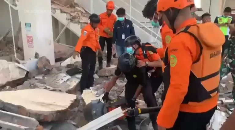 Terremoto de magnitude 7,7 deixa 38 mortos e causa destruição na Indonésia