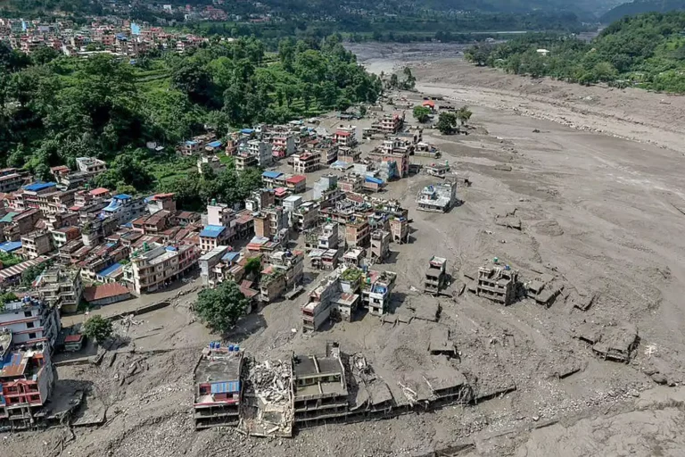Enchente deixa quase 400 desaparecidos e ao menos 31 mortos no Nepal