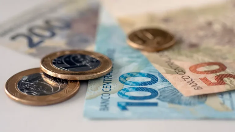 Governo Lula prevê salário mínimo de R$ 1.741 em 2027; veja quanto será o aumento