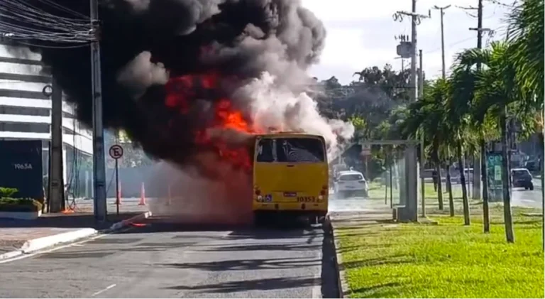 Ônibus pega fogo e deixa trânsito lento na Avenida Tancredo Neves, em Salvador