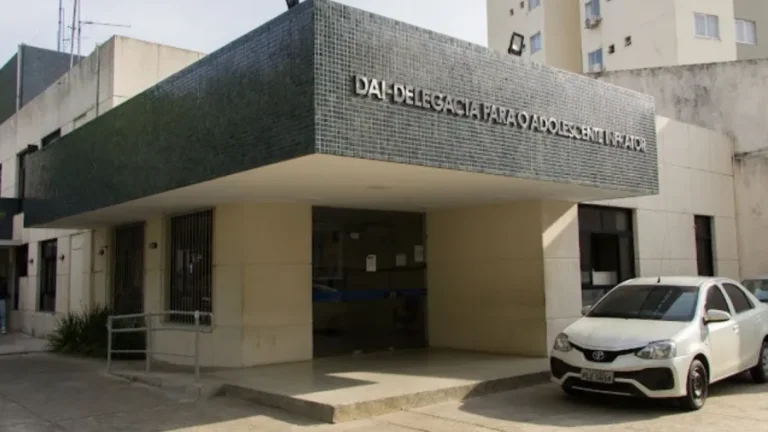 Professora denuncia vídeos pornográficos criados com IA e relata trauma na Bahia