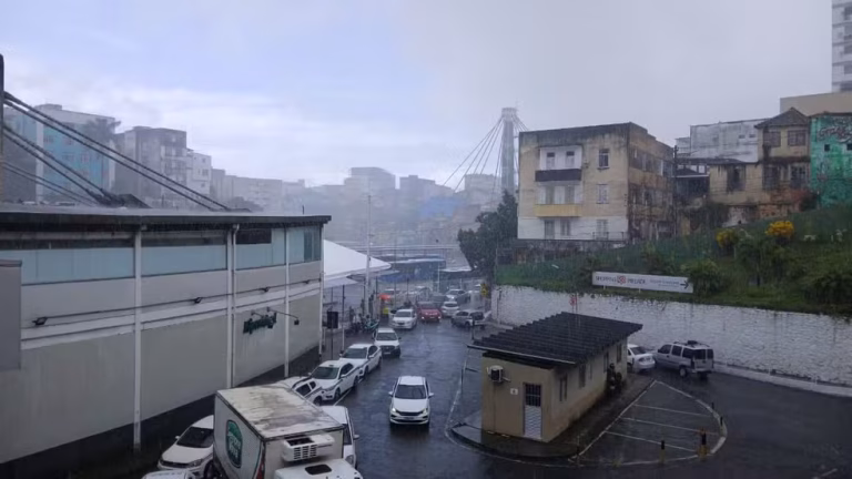 Frente fria deixa Salvador sob alerta para chuvas e ventos fortes ao longo da semana
