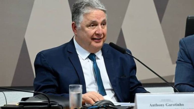Justiça manda executar sentença e mantém Garotinho fora das eleições
