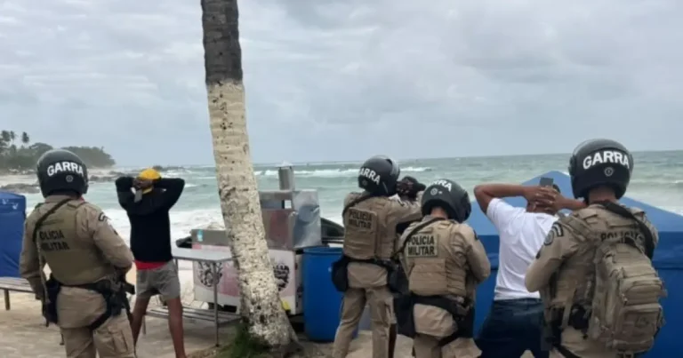 PM desenterra drogas na areia e prende suspeito durante operação em Itapuã
