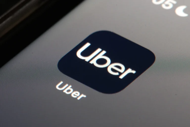 MPT pede R$ 321 milhões à Uber por cobrança de taxa para motoristas trabalharem no app
