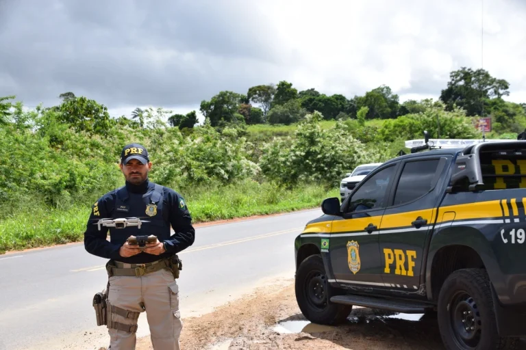 Mulher morre e três pessoas ficam feridas após capotamento na BR-324, em Candeias