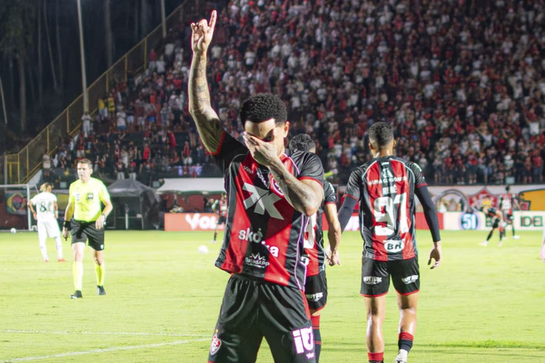 Vitória bate o Botafogo no Barradão e conquista primeira vitória no returno do Brasileirão
