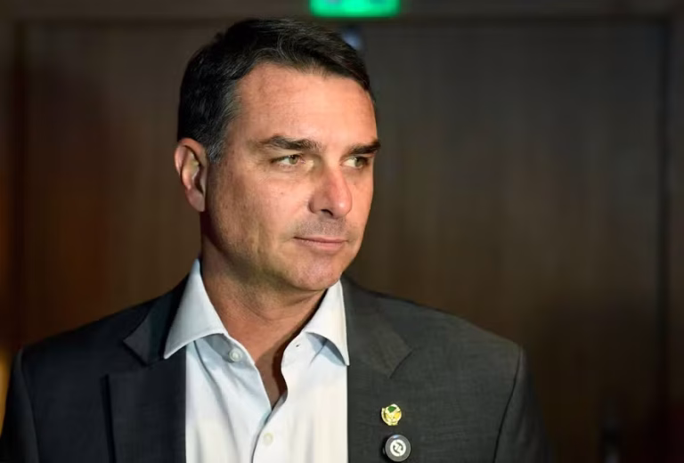 Flávio Bolsonaro propõe enxugar Estado e ampliar encarceramento em plano de governo