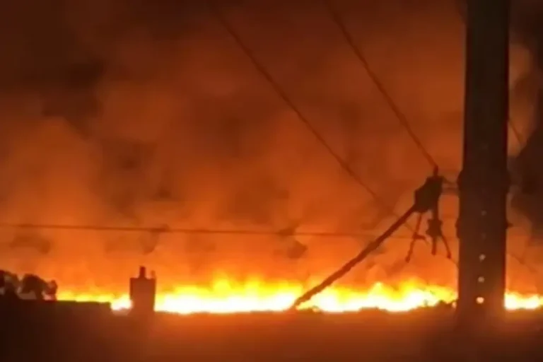 Incêndio de grandes proporções atinge vegetação e provoca fumaça em Caetité