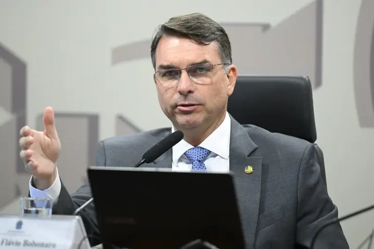 Flávio Bolsonaro defende renúncia de Alexandre de Moraes após novas revelações