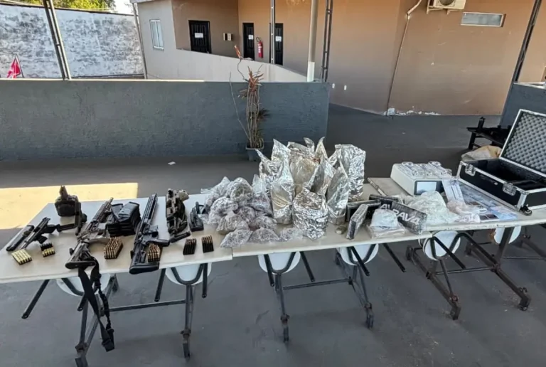 PM apreende dois fuzis e mais de 5 mil porções de drogas em Lauro de Freitas