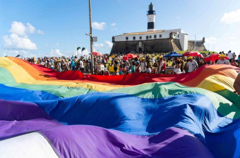 23ª Parada LGBT+ Bahia terá 10 trios e homenagens em Salvador