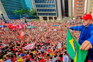 Lula é reeleito presidente do Brasil, aponta projeção após avanço da apuração