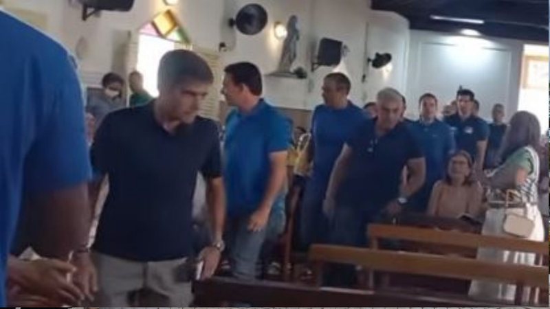 ACM Neto participa de missa antes de votar no primeiro turno das eleições na Bahia