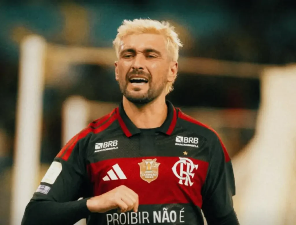 Flamengo bate Atlético-MG com gol nos acréscimos e retoma liderança do Brasileirão