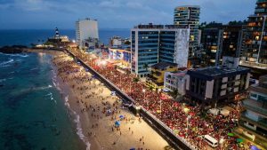 Ato pró-Lula reúne multidão em Salvador; organização estima público de 500 mil pessoas