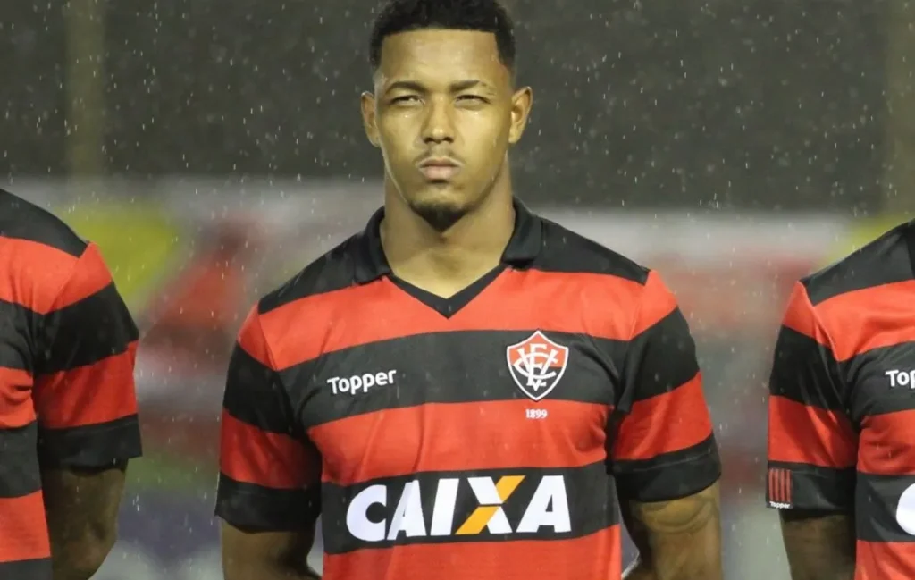 Ex-jogador do Vitória entrega passaporte à polícia por investigação contra crime organizado