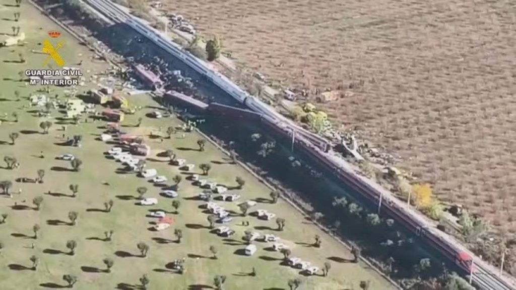 Acidente entre trens na Espanha provoca mortes, feridos e suspensão de serviços