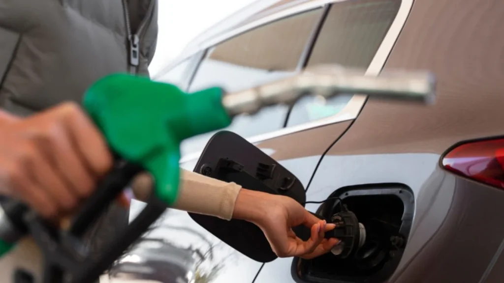 Lula zera impostos federais da gasolina por 30 dias antes do segundo turno