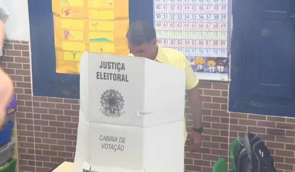 Ao votar no Rio, Flávio Bolsonaro fala em mudança e convoca eleitores