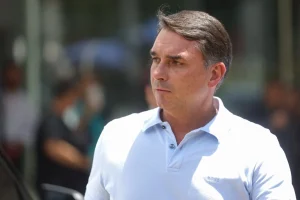 Abaixo-assinado contra homenagem a Flávio Bolsonaro ultrapassa 78 mil assinaturas
