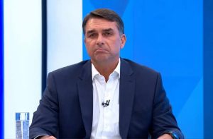 Flávio Bolsonaro é apontado como influente na gestão de hospitais federais do Rio durante a pandemia