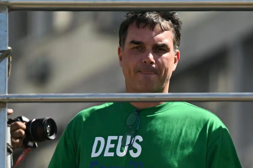 Jornal Nacional mostra sala secreta encontrada pela PF em hangar ligado a amigo de Flávio Bolsonaro