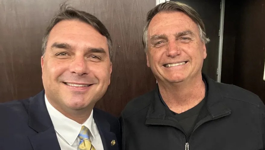 Flávio Bolsonaro visita o pai em Brasília em meio a pedidos de apreensão de passaporte
