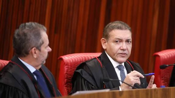 TSE debate restrições a grandes canais de WhatsApp às vésperas do segundo turno
