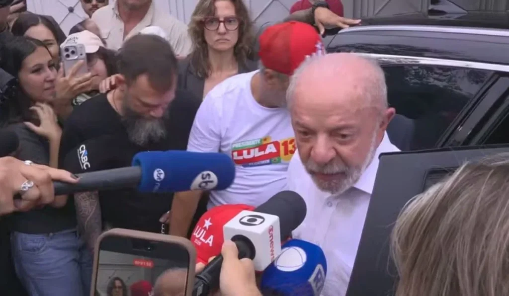 Antes de votar, Lula destaca mobilização de apoiadores no segundo turno